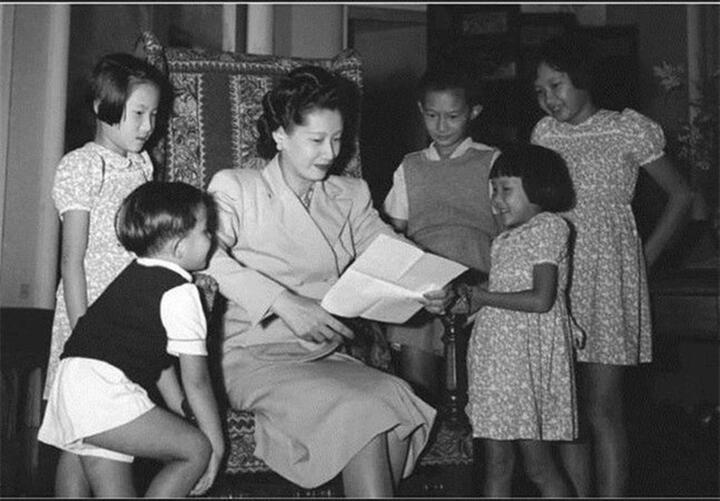 Nam Phương Hoàng hậu cùng 5 người con. (Ảnh tư liệu)