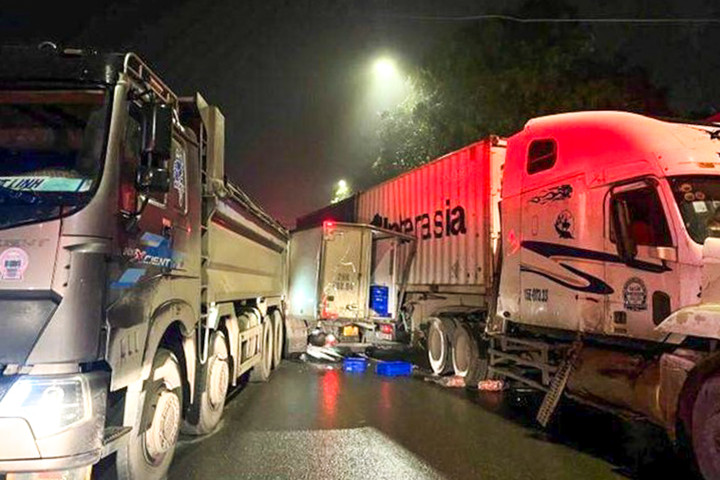 3 ô tô tông liên hoàn khiến một tài xế mắc kẹt trong cabin. (Ảnh: CACC)