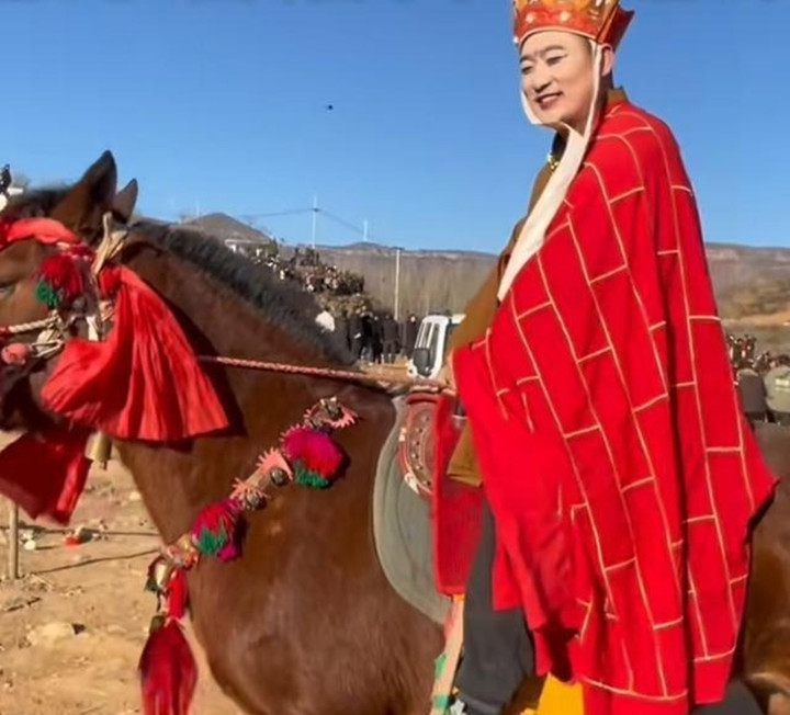 Tạo hình của anh được nhận xét trông giống Đường Tăng do Từ Thiếu Hoa và Trì Trọng Thụy đóng trong “Tây du ký”.