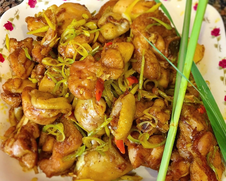 Gà xào sả ớt ăn cùng cơm trắng rất ngon. (Ảnh: B.L)