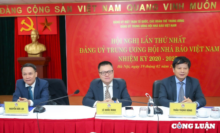Ông Lê Quốc Minh, Ủy viên Trung ương Đảng, Tổng Biên tập báo Nhân Dân, Bí thư Đảng ủy - Chủ tịch Hội Nhà báo Việt Nam; ông Nguyễn Đức Lợi, Phó Chủ tịch Thường trực Hội Nhà báo Việt Nam; ông Trần Trọng Dũng, Phó Chủ tịch Hội Nhà báo Việt Nam đồng chủ trì hội nghị.