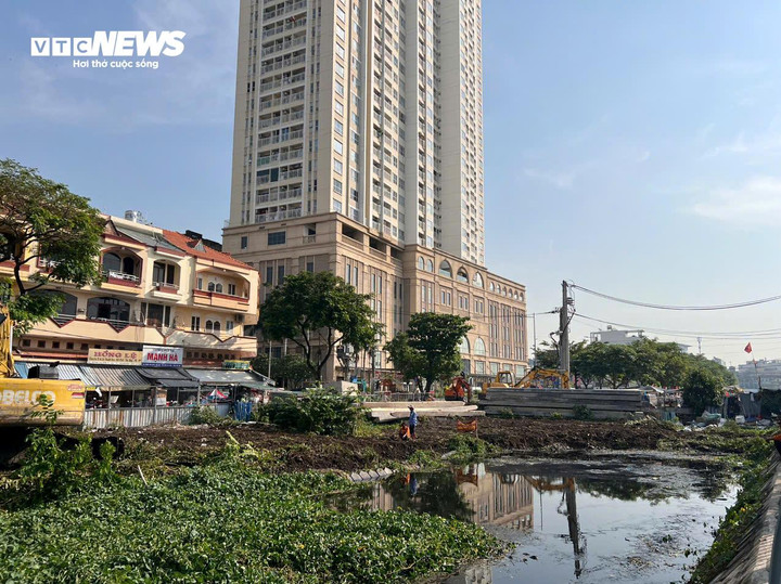 Thi công đoạn kênh Hàng Bàng, phía sau Chợ Bình Tây - Quận 6. (Ảnh: Minh Thừa)