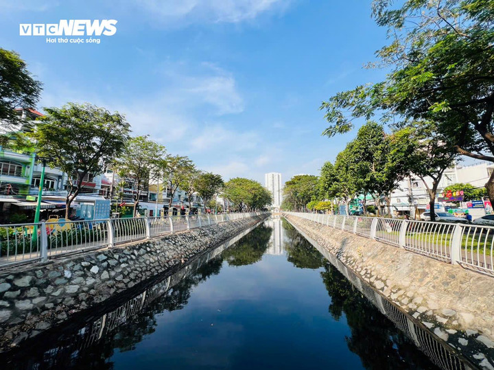 Một đoạn kênh Hàng Bàng đã rợp bóng cây. (Ảnh: Minh Thừa)