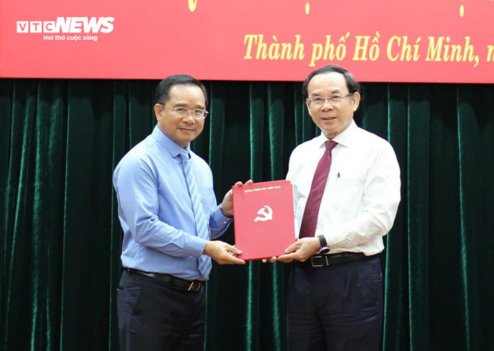 Bí thư Thành uỷ TP.HCM trao quyết định cho ông Nguyễn Văn Được.