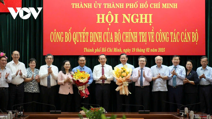 Bí thư Thành ủy TP.HCM Nguyễn Văn Nên chúc mừng ông Nguyễn Văn Được.