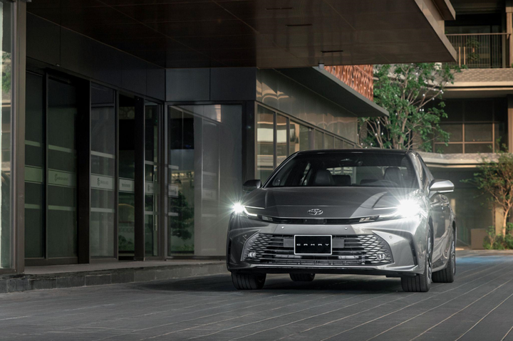 Camry thế hệ mới với 2 phiên bản hybrid, bán chạy nhất phân khúc D-sedan.