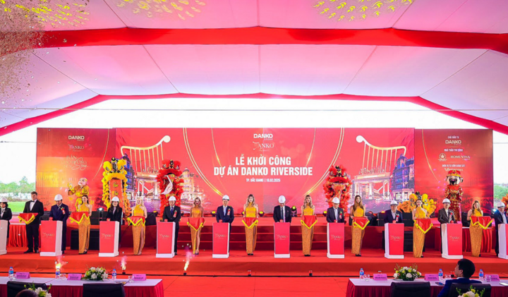 Các đại biểu dự lễ cắt băng khởi công dự án.