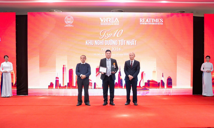 Ông Nguyễn Minh Đức Lộc - Tổng quản lý Khách sạn Dream Dragon Resort - vinh dự nhận giải thưởng.