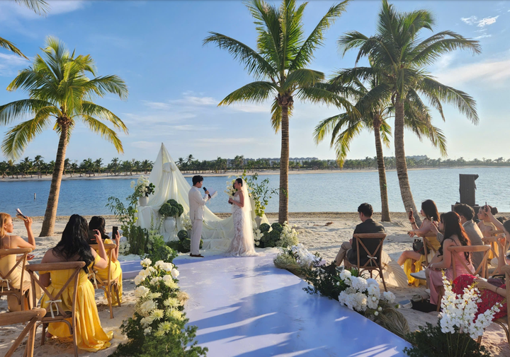 Không gian tiệc cưới lãng mạng bên bãi biển riêng của Khách sạn Dream Dragon Resort. (Nguồn: Dream Dragon Resort)