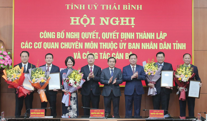 Lãnh đạo tỉnh Thái Bình trao quyết định, tặng hoa chúc mừng giám đốc các sở vừa thành lập. (Ảnh: Cổng thông tin điện tử tỉnh Thái Bình)