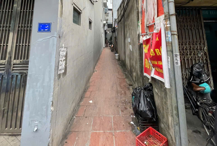 Nơi nhận trông bé gái là ngôi nhà nằm sâu trong ngõ nhỏ.