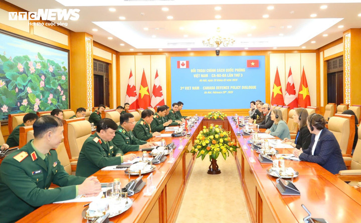 Lãnh đạo Bộ Quốc phòng Việt Nam - Canada trao đổi tại phiên đối thoại.