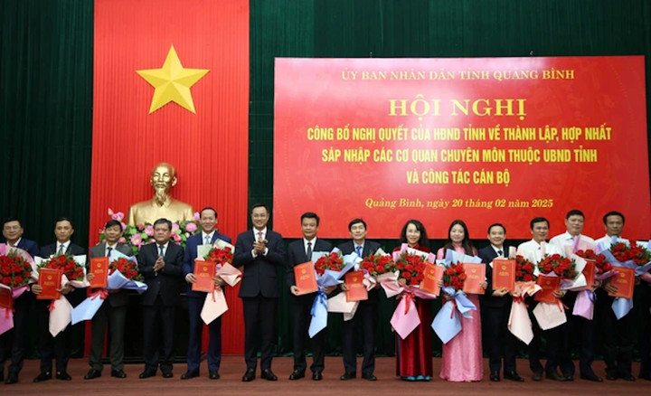 Lãnh đạo tỉnh Quảng Bình trao quyết định bổ nhiệm cho một số lãnh đạo Sở mới sau sáp nhập, tinh gọn. (Ảnh: Hoàng Phúc)