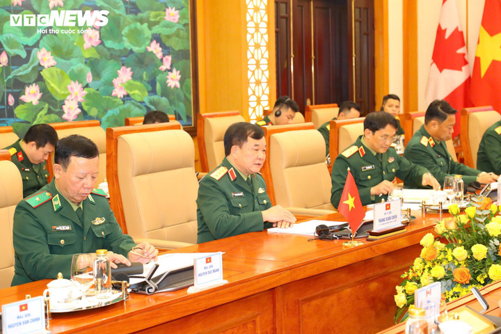 Thượng tướng Hoàng Xuân Chiến, Thứ trưởng Bộ Quốc phòng trao đổi tại phiên đối thoại.