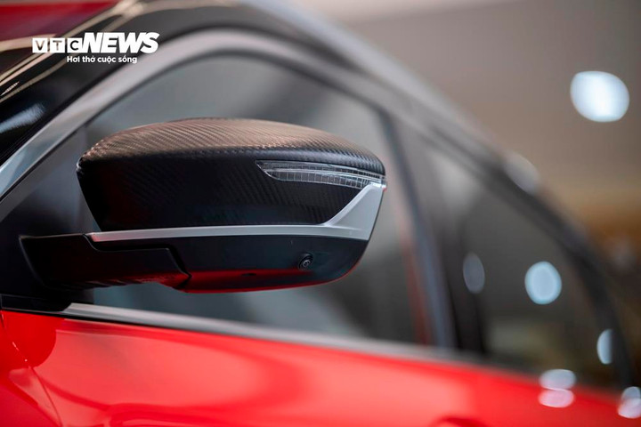 Ở phiên bản Flagship, Geely Coolray được trang bị gương chiếu hậu điều khiển điện có tích hợp camera 360 độ và sấy gương.