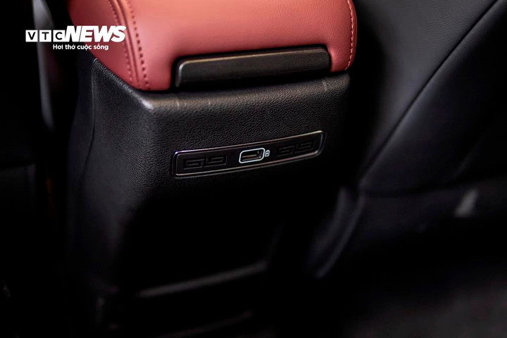 Điểm trừ trên Geely Coolray là xe chỉ được trang bị cổng sạc USB type-A chứ chưa có USB type-C như nhiều mẫu xe cùng phân khúc.