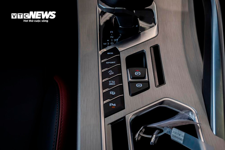 Geely Coolray có 2 chế độ lái bao gồm Eco và Sport giúp cho người lái thể có thêm trải nghiệm với một mẫu crossover đô thị cỡ B. Bên cạnh đó cũng phải kể đến phanh tay điện tử, phanh tự động Auto Hold.