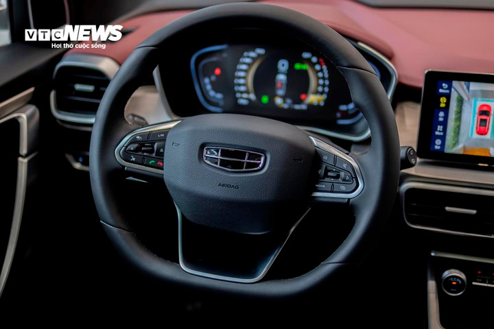 Vô lăng của Geely Coolray được làm vát đáy dạng D-cut mang cảm giác thể thao. Bên cạnh đó được tích hợp các nút bấm điều khiển hệ thống an toàn chủ động ADAS bao gồm kiểm soát hành trình chủ động, giới hạn tốc độ, hỗ trợ giữ làn đường...