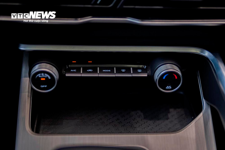 Cụm nút bấm bên dưới màn hình khá vuông vắn và đơn giản.