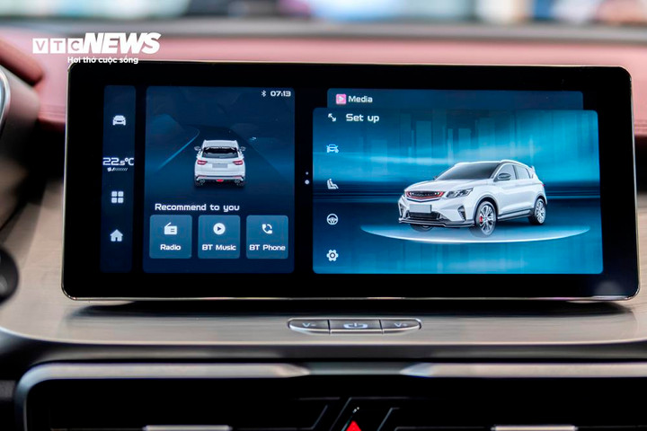 Ở vị trí trung tâm là màn hình giải trí kích thước 12,3 inch với tính năng Apple Car Play và kết nối đa phương tiện. Một số tính năng an toàn và điều khiển điều hòa tự động 1 vùng cũng được tích hợp lên màn hình.