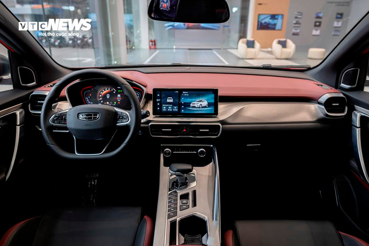 Không gian nội thất bên trong xe hướng tới sự tối giản và hiện đại khi nhiều chi tiết được làm tinh gọn.