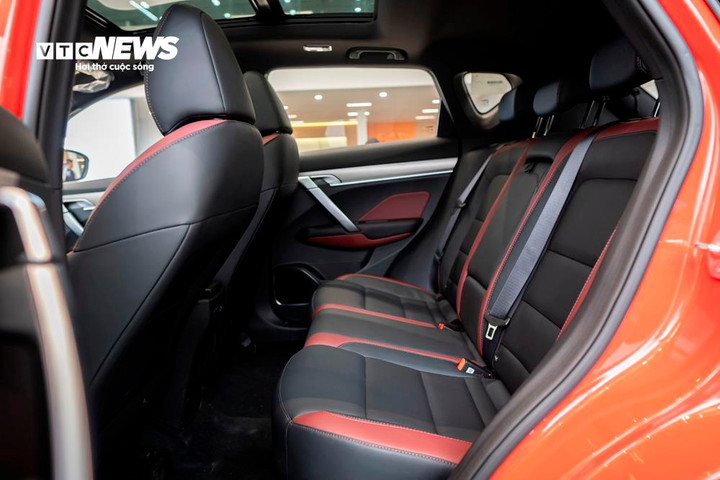 Hàng ghế phía sau Geely Coolray khá rộng rãi. Điểm cộng là xe có phần trần cao cùng với cửa sổ trời toàn cảnh panorama giúp người ngồi trong xe cảm thấy thoáng đãng.