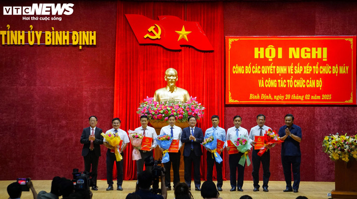 Ông Hồ Quốc Dũng - Bí thư Tỉnh uỷ Bình Định, ông Lê Kim Toàn - Phó Bí thư thường trực Tỉnh uỷ, ông Phạm Anh Tuấn - Chủ tịch UBND tỉnh Bình Định trao quyết định bổ nhiệm và tặng hoa cho cán bộ.