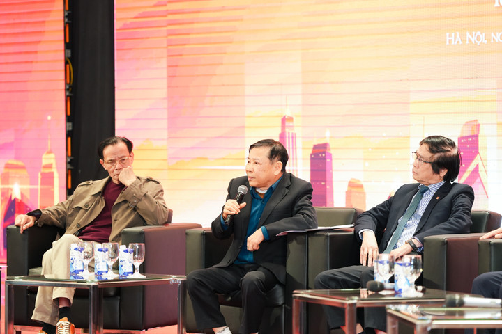 Các chuyên gia tham gia thảo luận tại diễn đàn.