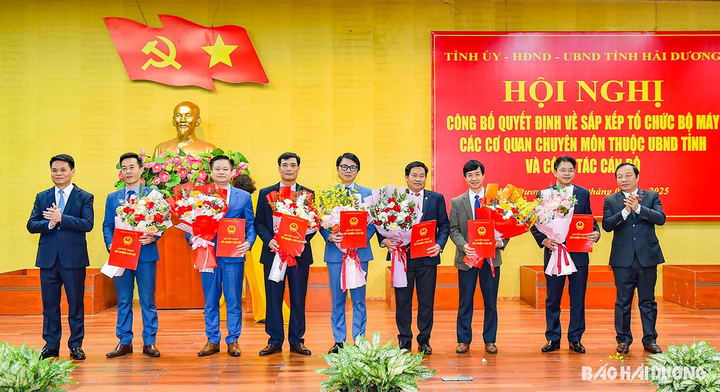 Phó Bí thư Thường trực Tỉnh uỷ Hải Dương Lê Văn Hiệu và Chủ tịch UBND tỉnh Lê Ngọc Châu trao quyết định, chúc mừng các lãnh đạo Sở Khoa học và Công nghệ. (Ảnh: Báo Hải Dương)