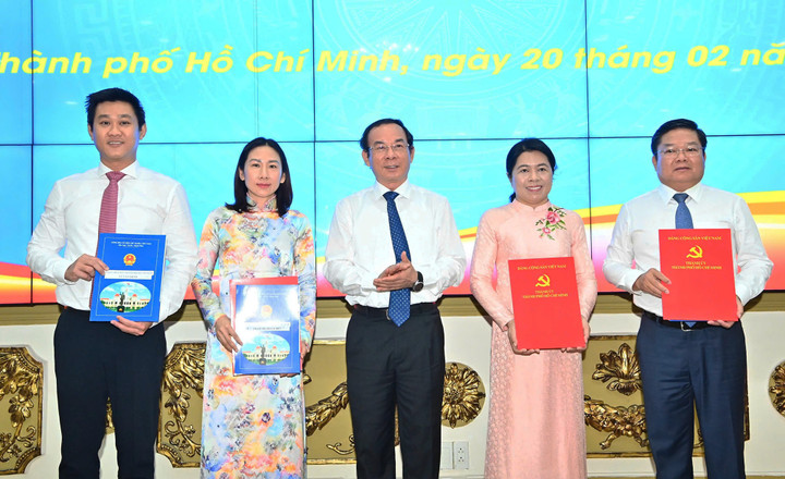 Bí thư Thành ủy TP.HCM Nguyễn Văn Nên trao quyết định cho 4 nhân sự. (Ảnh: Việt Dũng)