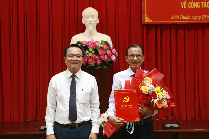 Trao quyết định cho ông Nguyễn Tuấn Anh.