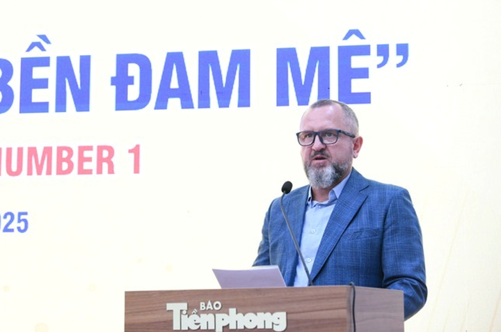 Ông Andrzej Tomasz Bialasiewicz – Tổng Giám đốc Marketing Công ty TNHH SX-TM-DV Number One - phát biểu tại họp báo công bố giải thưởng.