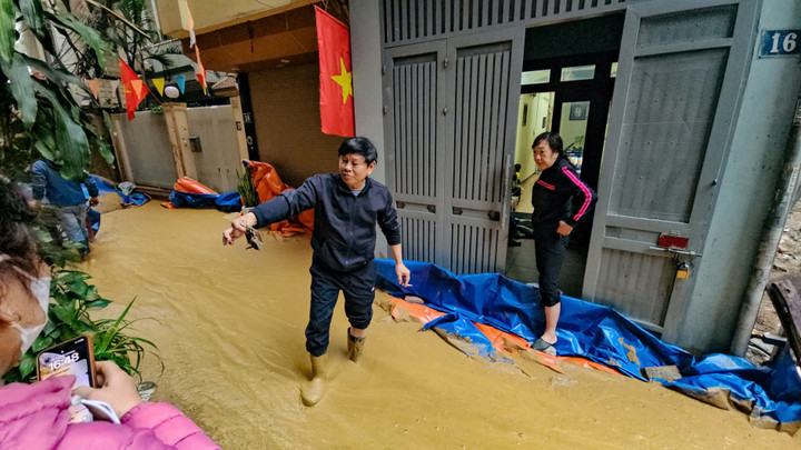 Người dân được khuyến cáo tạm rời nhà để đảm bảo an toàn.