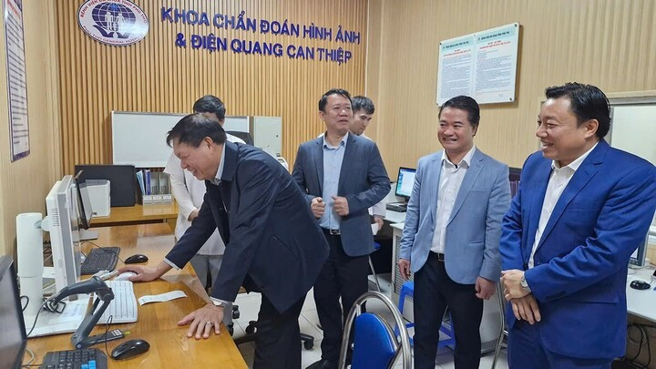 Thứ trưởng Thường trực Bộ Y tế Đỗ Xuân Tuyên thăm cơ sở vật chất của bệnh viện.