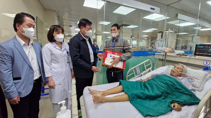 Thứ trưởng Đỗ Xuân Tuyên thăm, hỏi, động viên và tặng quà cho các bệnh nhân đang điều trị tại bệnh viện.