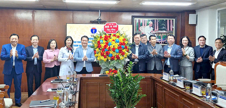 Thứ trưởng Thường trực Bộ Y tế Đỗ Xuân Tuyên tặng hoa chúc mừng tập thể y bác sỹ Bệnh viện đa khoa tỉnh Phú Thọ. (Ảnh: Đình Thơm)