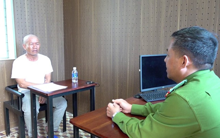 Cán bộ công an đang lấy lời khai của Trần Bảo Uyên. (Ảnh: CAQN)