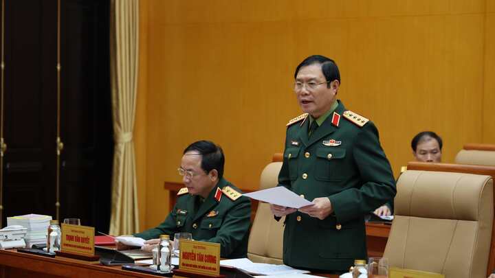 Đại tướng Nguyễn Tân Cương báo cáo kết quả thực hiện Nghị quyết 05 của Bộ Chính trị.