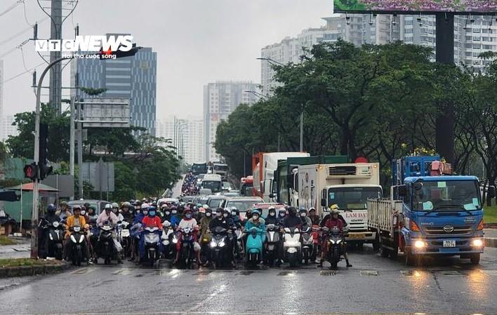 Ùn ứ giao thông tại khu vực nút giao Nguyễn Văn Linh - Nguyễn Hữu Thọ.