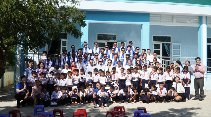 Ban lãnh đạo BWF Ventures cùng các Nam vương và các em học sinh tại Trường Tiểu học Vĩnh Hy ghi dấu khoảnh khắc đáng nhớ trong buổi trao học bổng và phát triển thư viện số.