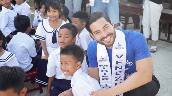 Đại diện Venezuela tham gia hoạt động thiện nguyện, vui chơi cùng trẻ em tại Trường Tiểu học Vĩnh Hy chiều ngày 17/2.