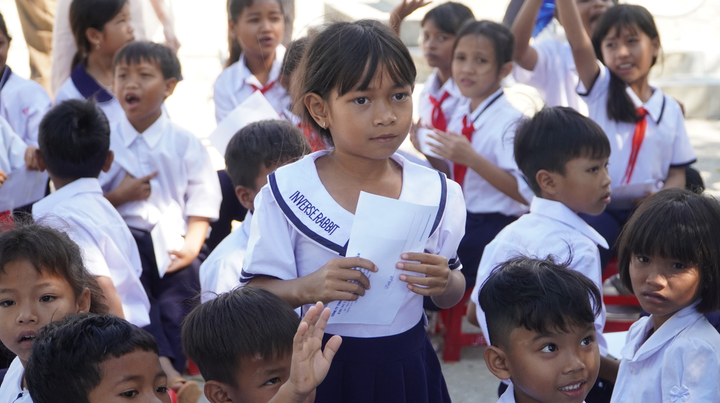 Trẻ em tại vịnh Vĩnh Hy nhận học bổng từ BWF Venture giúp mở ra hy vọng về một tương lai số hóa qua thư viện số.