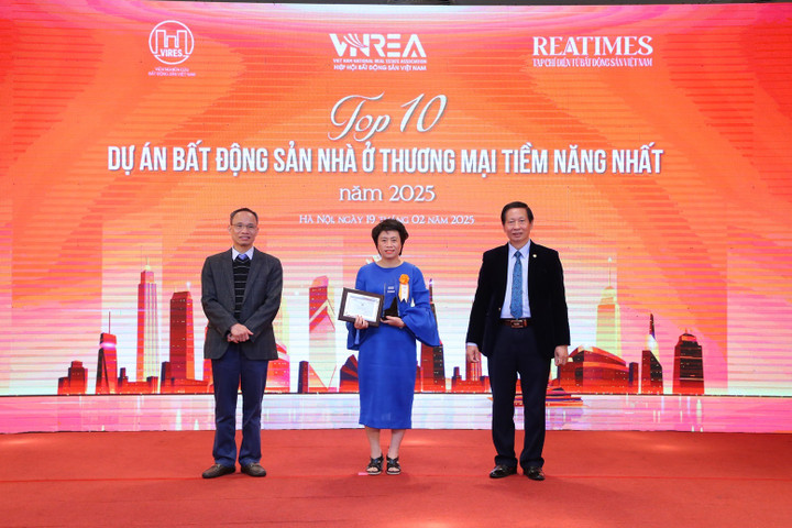 Bà Tạ Thị Thanh Huyền - PTGĐ Công ty Cổ phần Vinhomes nhận giải thưởng trong khuôn khổ sự kiện