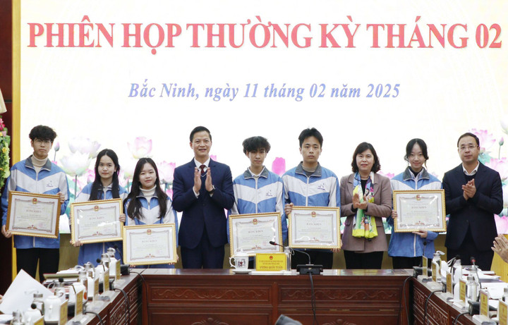 Chủ tịch UBND tỉnh Bắc Ninh Vương Quốc Tuấn (thứ 4 từ trái qua) và Phó Chủ tịch Thường trực HĐND tỉnh Trần Thị Hằng (thứ 3 từ phải qua) trao Bằng khen cho các em học sinh đoạt giải Nhất trong kỳ thi chọn học sinh giỏi quốc gia THPT năm học 2024 – 2025.