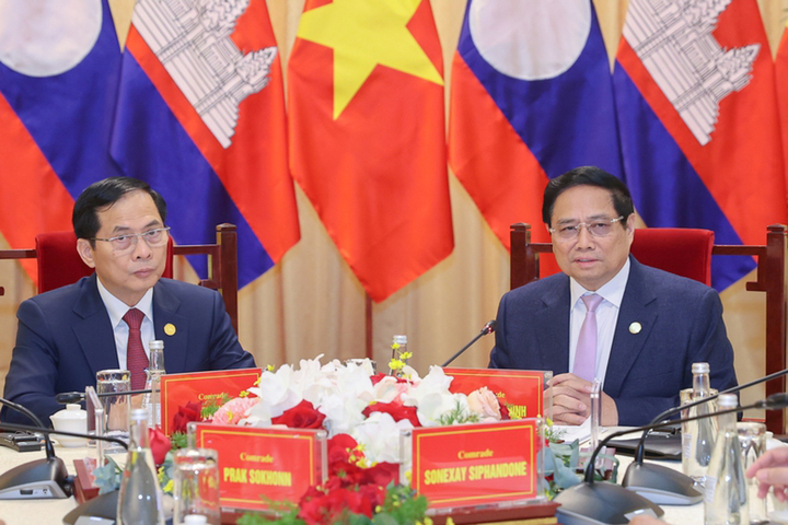 Thủ tướng Phạm Minh Chính điểm lại các kết quả đạt được trong quá trình triển khai kết luận Cuộc gặp cấp cao Việt Nam – Lào, Việt Nam – Campuchia, giữa Việt Nam – Lào – Campuchia và các chuyến thăm của lãnh đạo cấp cao ba nước thời gian qua. (Ảnh: VGP/Nhật Bắc)