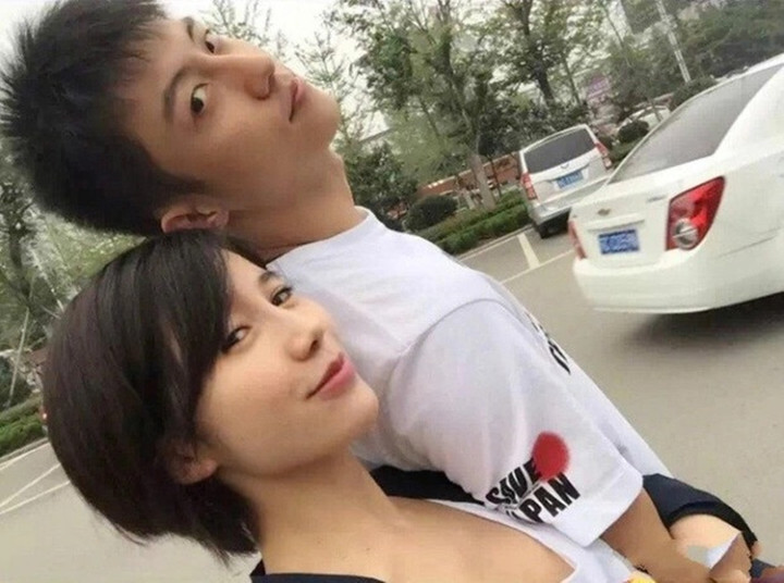 Mỗi lần Hoàng Cảnh Du vướng tin đồn hẹn hò với một cô gái, vợ cũ của anh là Vương Vũ Hinh lại lên bài ám chỉ.