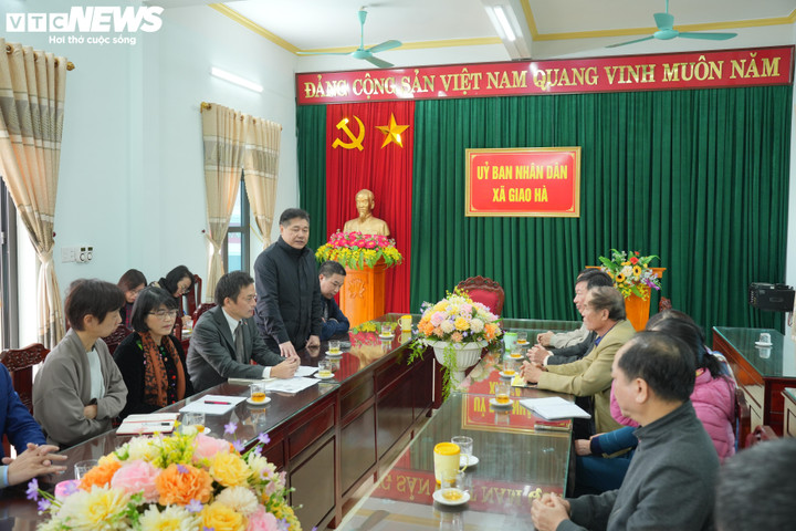 Ông Lê Quốc Thanh, Giám đốc Trung tâm Khuyến nông Quốc gia cùng JICA làm việc tại xã Giao Hà, huyện Giao Thuỷ, Nam Định.