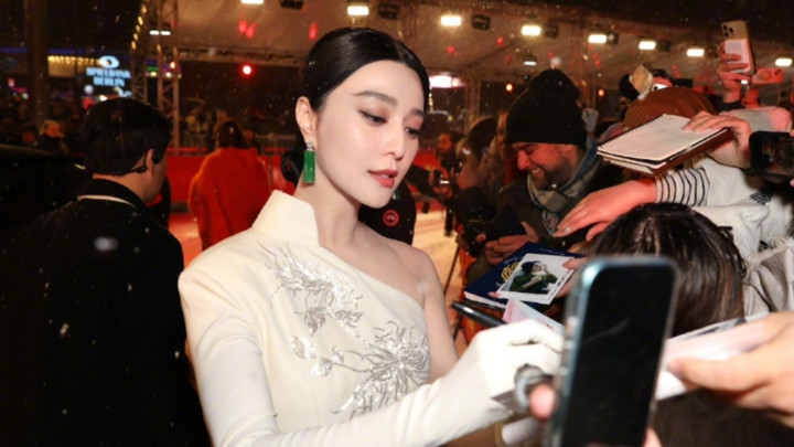 Bị phóng viên hỏi chuyện "phong sát", nữ diễn viên tỏ ra lúng túng nhưng sau đó vẫn trả lời một cách rành mạch.