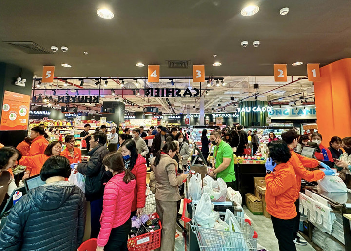 Khách hàng hào hứng mua sắm nhân dịp khai trương có vô vàn chương trình khuyến mại kéo dài tới ngày 9/3.