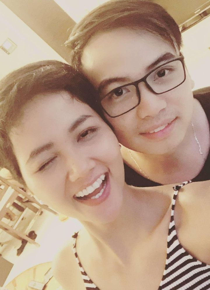 Nhiếp ảnh gia Tuấn Khôi chia sẻ những khoảnh khắc tình tứ, chưa từng được tiết lộ bên H'Hen Niê trong suốt 7 năm yêu nhau. Mối tình của cặp đôi bắt đầu từ giữa năm 2018, thời điểm nàng Hậu vừa đăng quang Hoa hậu Hoàn vũ Việt Nam và gây ấn tượng mạnh mẽ với mái tóc tém cá tính.